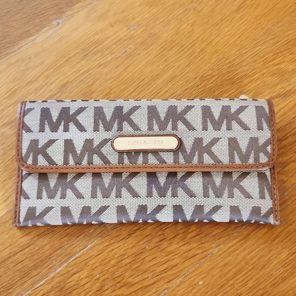 Michael Kors Austin Flap Wallet - Picture 1 of 9